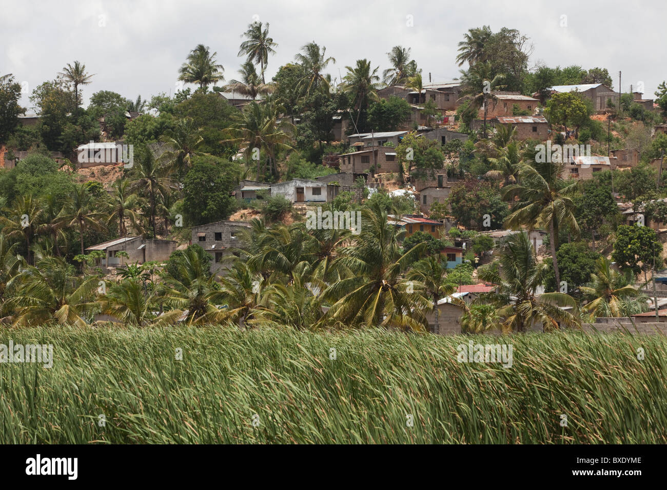 Häuser auf einem Hügel in Mbagala, Dar Es Salaam, Tansania, Ostafrika. Stockfoto