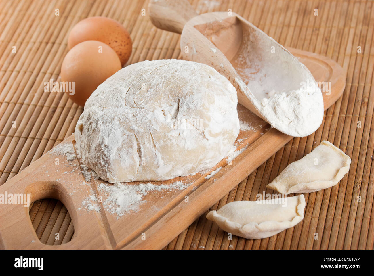 Mehl in Löffel, frischen Teig, rohen Eiern und Doug hnuts Stockfoto