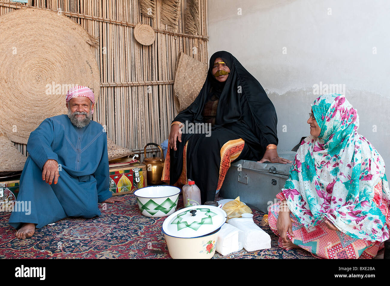 Manche Menschen mit traditioneller Kleidung in Dubai Stockfoto