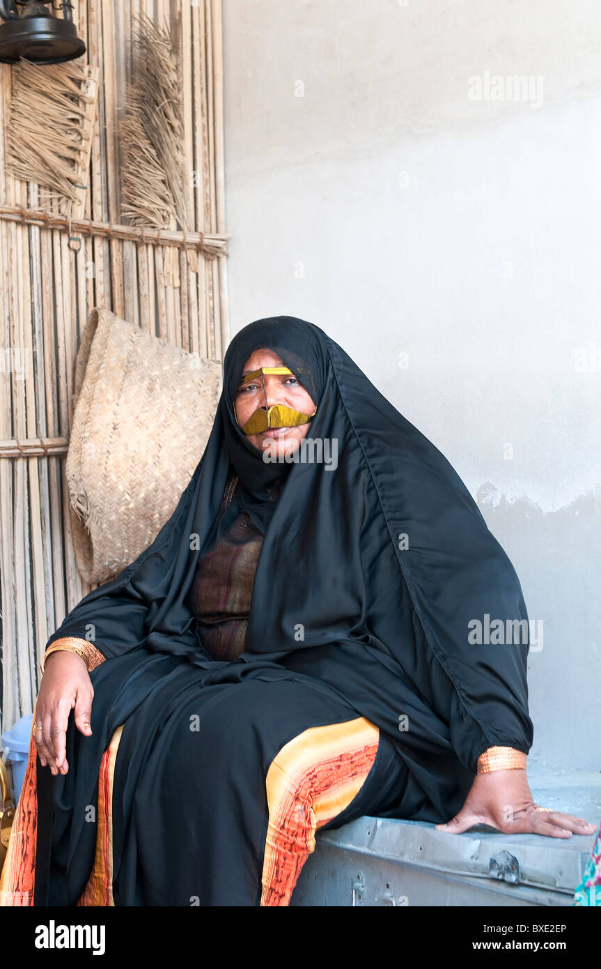 eine Frau mit traditionellen Tuch in Dubai Stockfoto