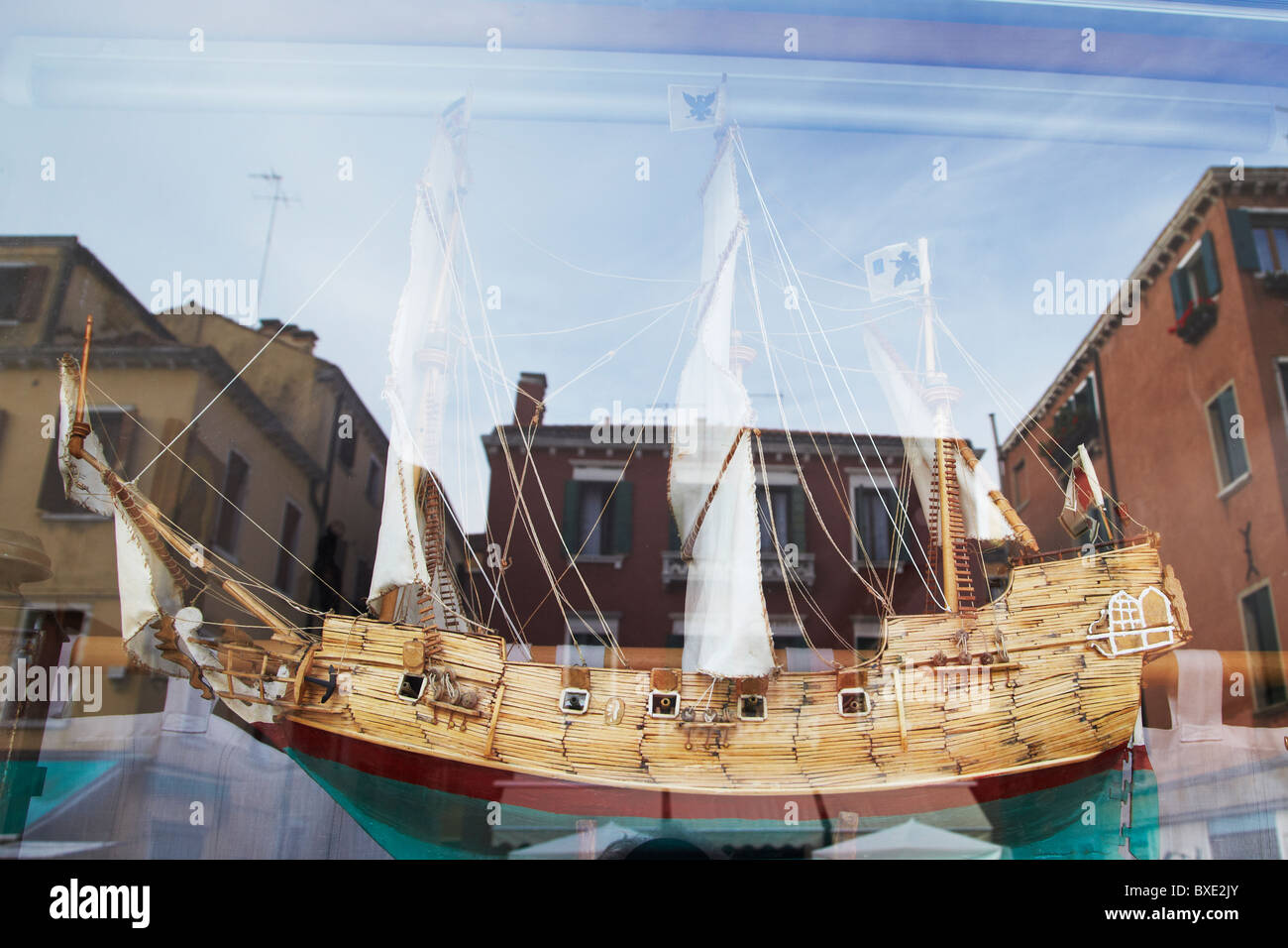Holzschiff Modell hinter Glas Stockfoto
