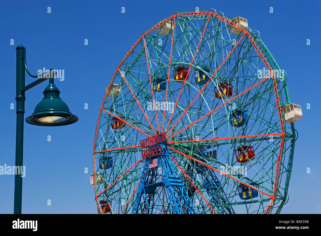 Riesenrad und Laterne Stockfoto
