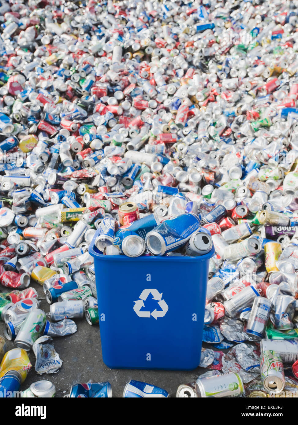 Haufen von Aluminium Dosen an recycling-Anlage Stockfoto