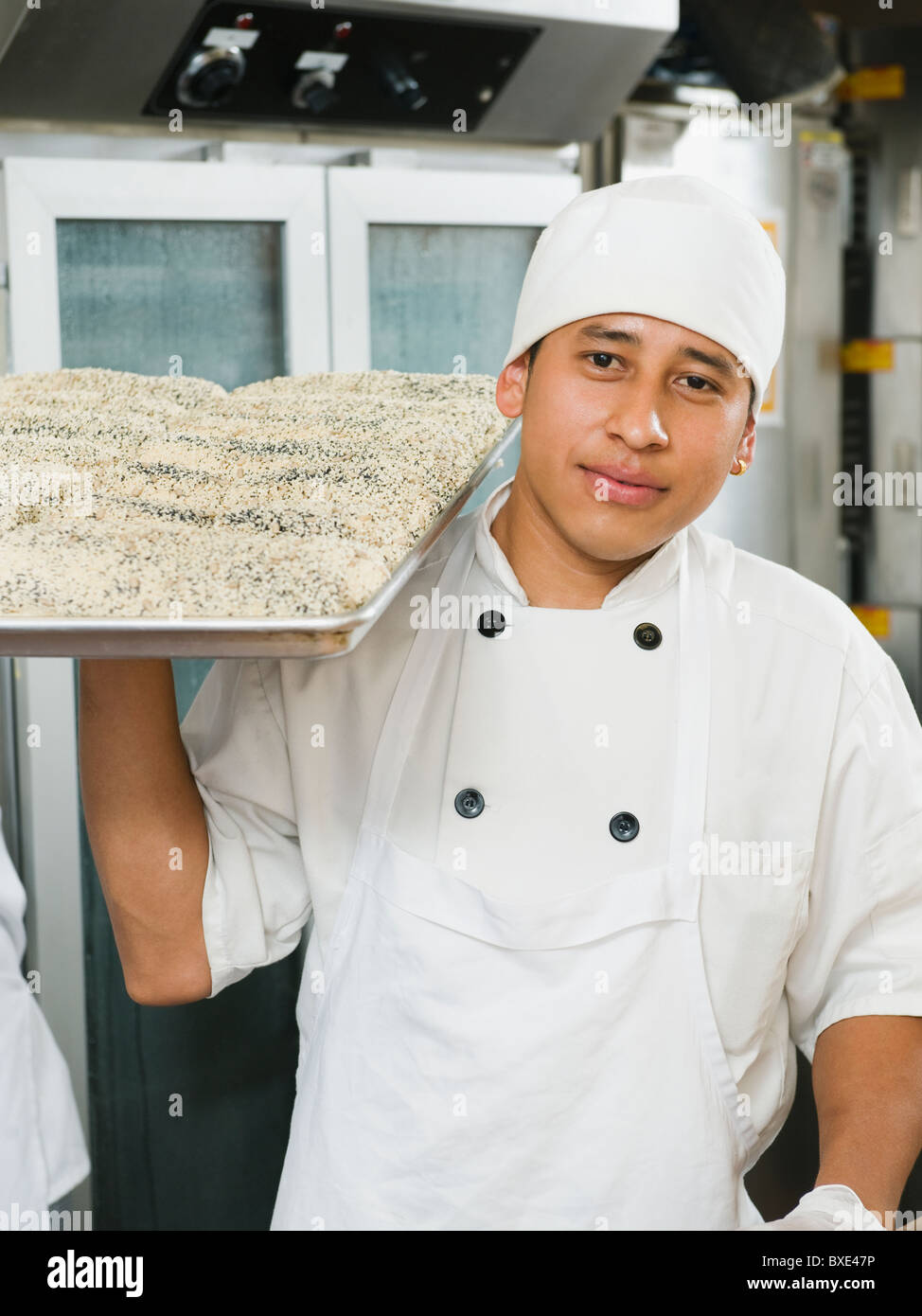 Koch Holding Tablett mit Brot Stockfoto