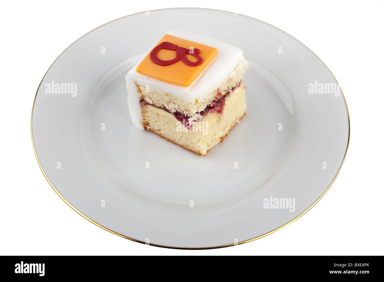 Teil der Iced Marmelade und Sahne gefüllt Biskuit auf einem weißen Teller Stockfoto
