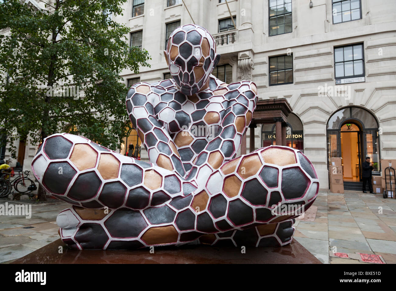 Zeitgenössische Skulptur eines sitzenden Mannes, London, England. Stockfoto