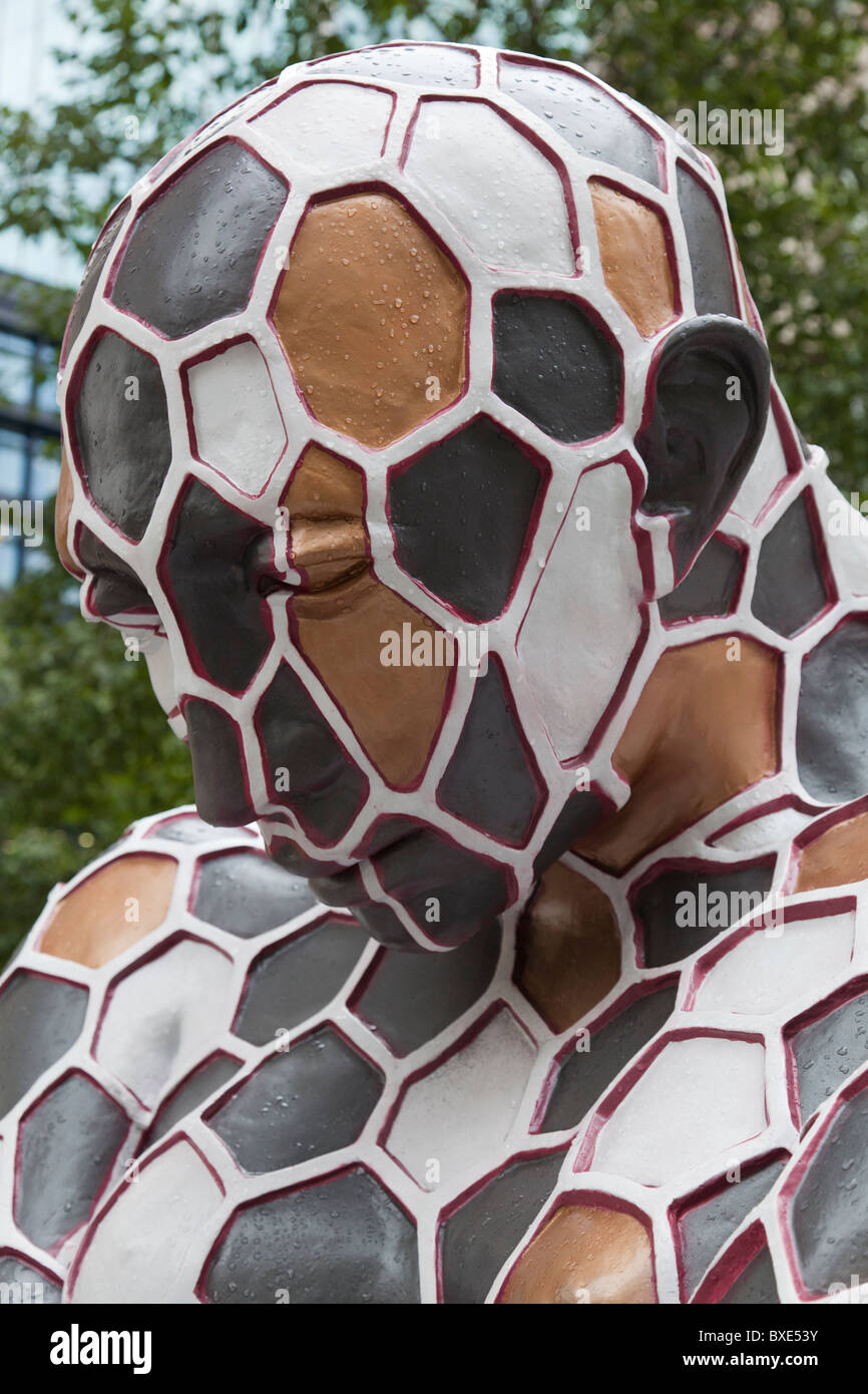 Zeitgenössische Skulptur eines sitzenden Mannes, London, England. Stockfoto