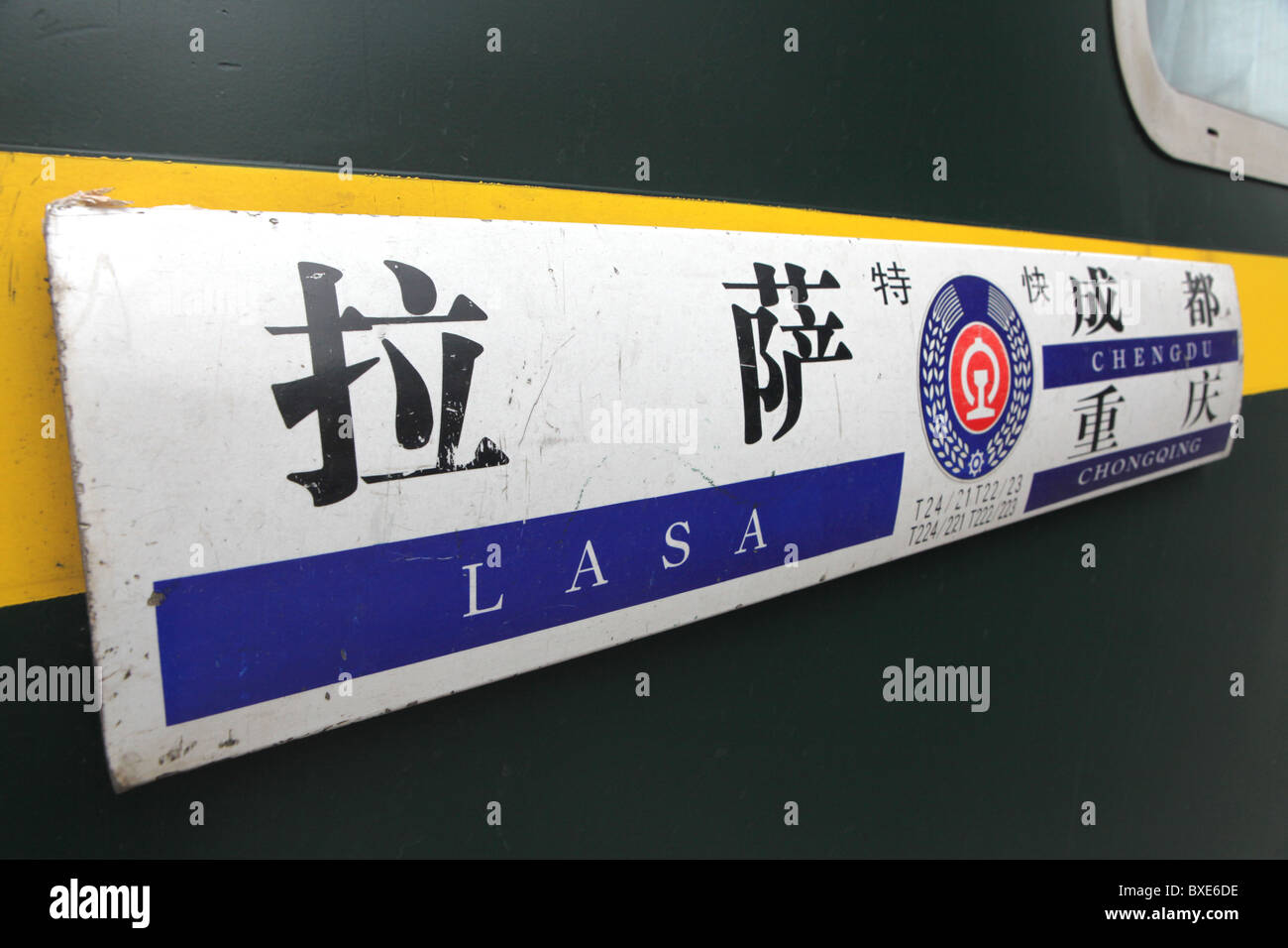 Schild an der Qinghai - Xizang Eisenbahn, die weltweit höchste Eisenbahn, hier zwischen Chengdu und Lhasa, Tibet zu trainieren. Stockfoto