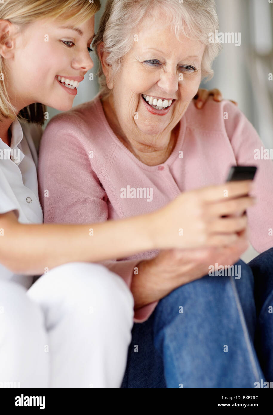 Krankenschwester hilft Frau eine Textnachricht senden Stockfoto