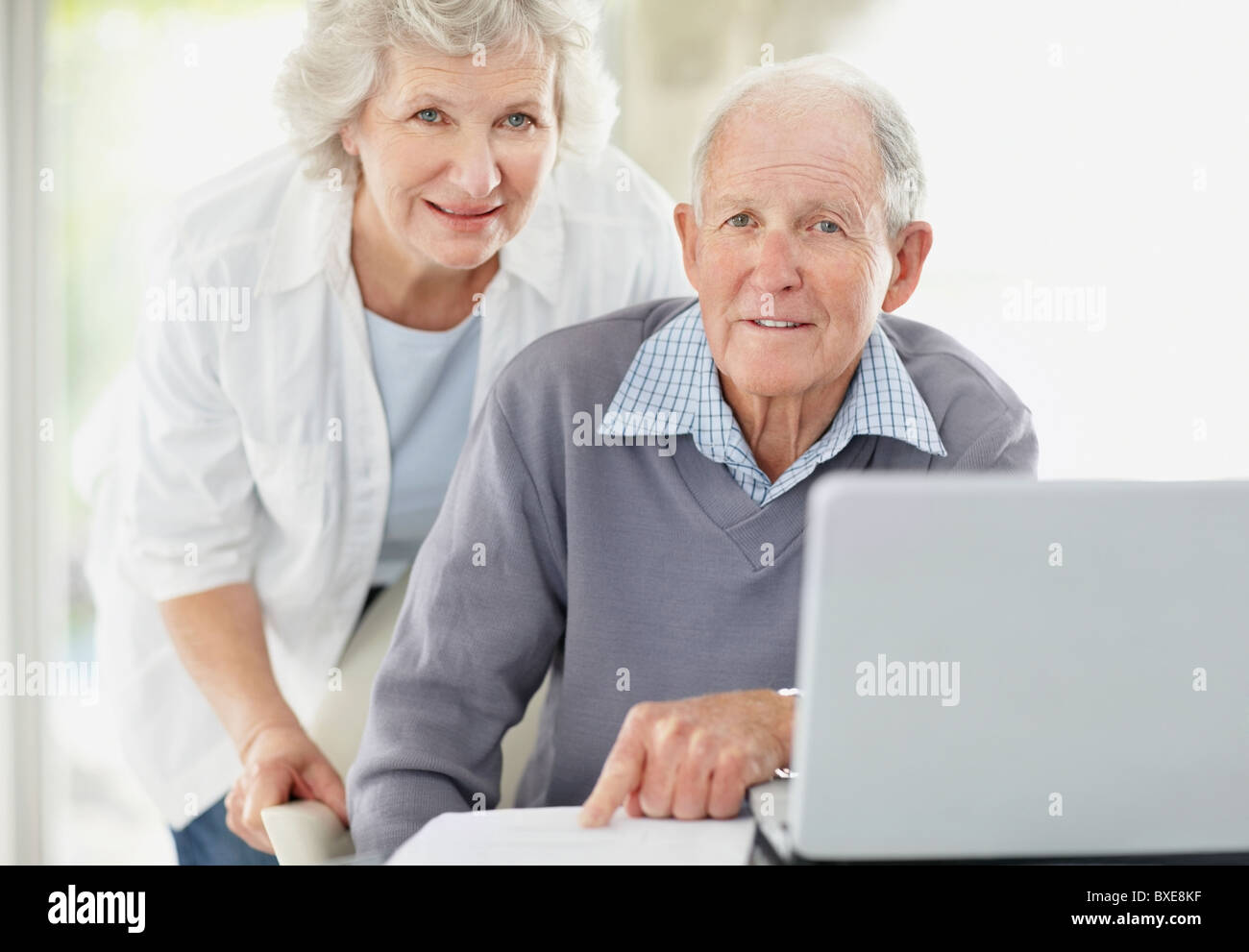 Älteres paar Papierkram zusammen zu machen Stockfoto