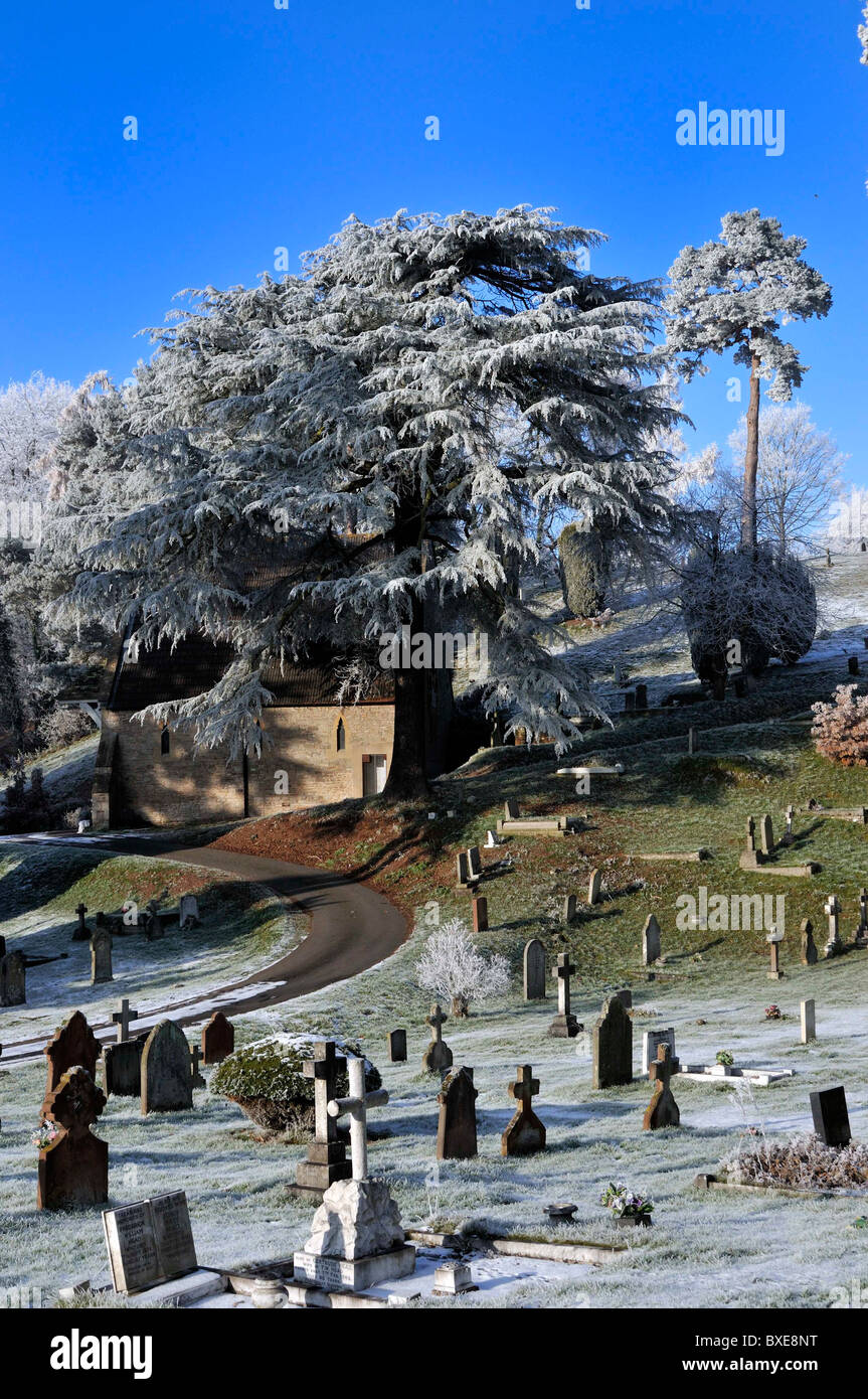 Friedhof beklebt in Raureif und Schnee Stockfoto