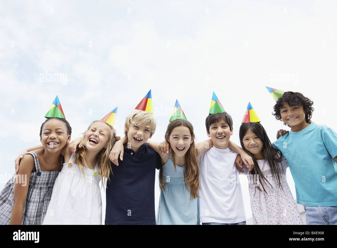 Gruppe von Kindern zu einer Geburtstagsfeier Stockfoto