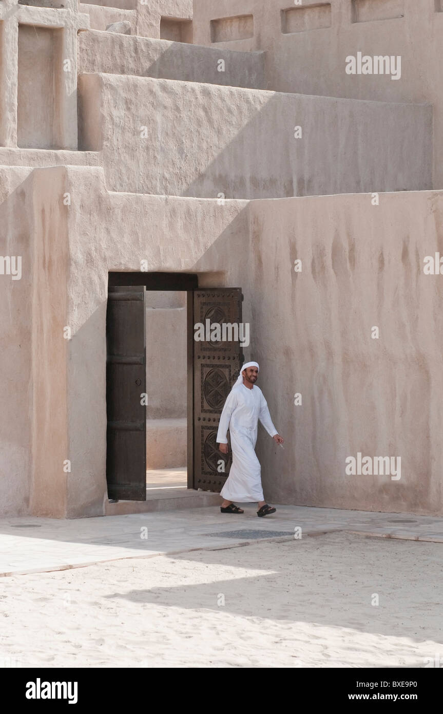Ein arabischer Mann in die typische Dress in Dubai Stockfoto