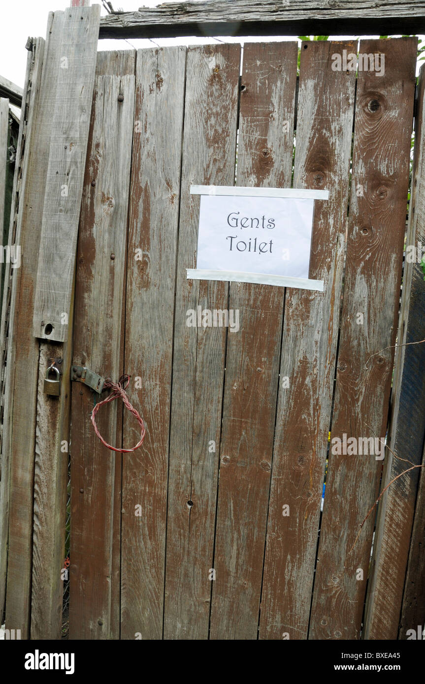 Herren Toiletten zu unterzeichnen, auf alten distressed Holztür auf Kleingärten Stockfoto