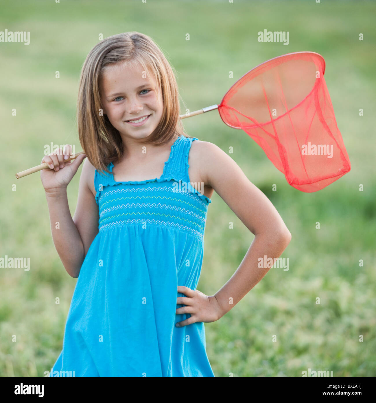 Junges Mädchen mit einem Schmetterlingsnetz Stockfoto