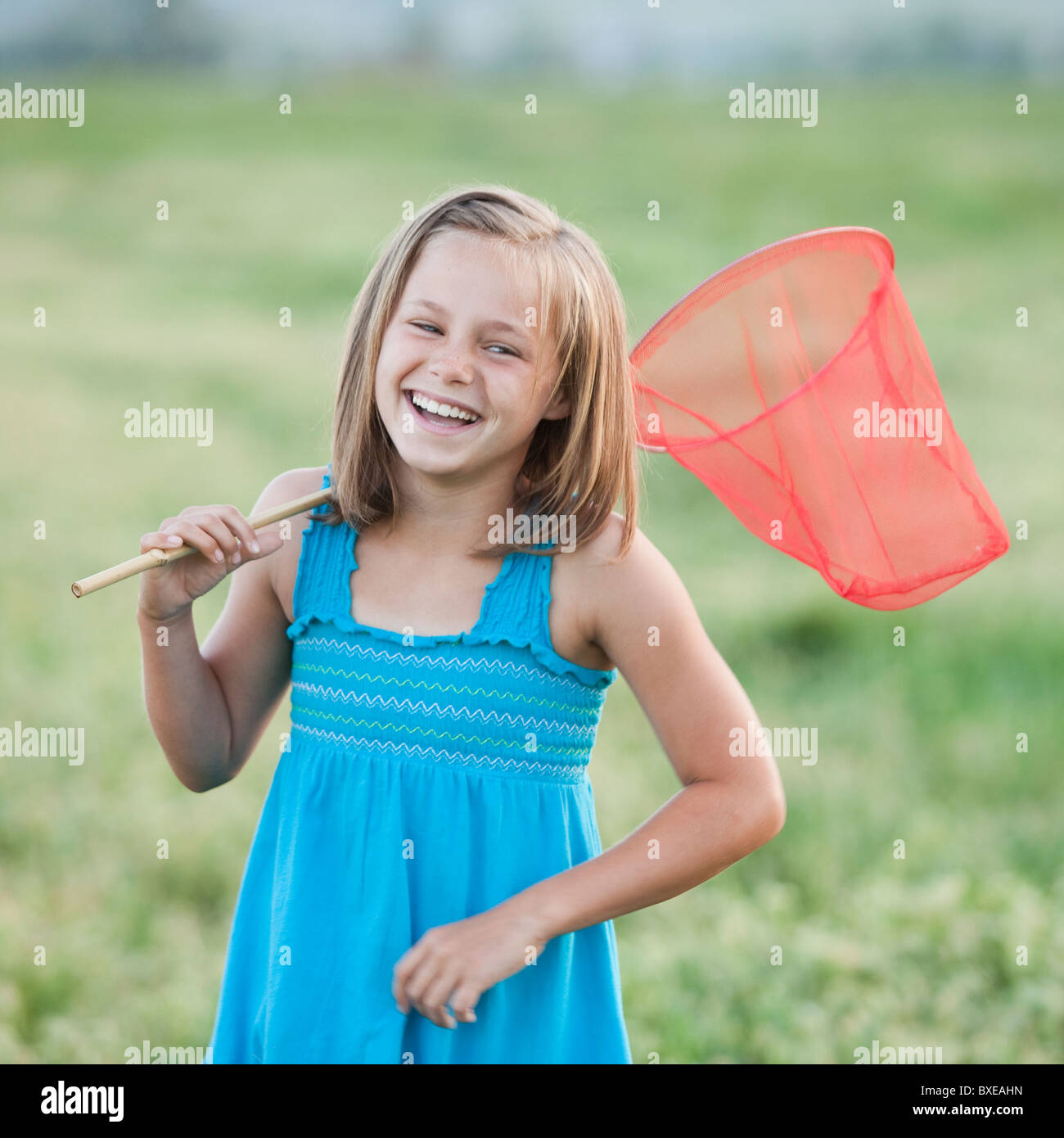 Junges Mädchen mit einem Schmetterlingsnetz Stockfoto