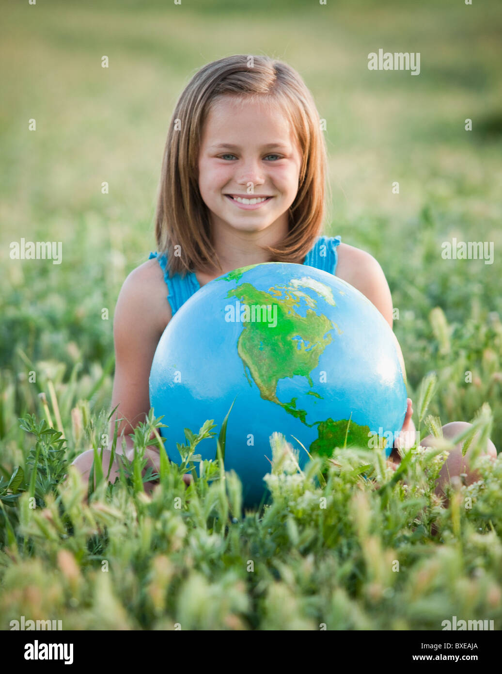 Junges Mädchen halten Globus Stockfoto