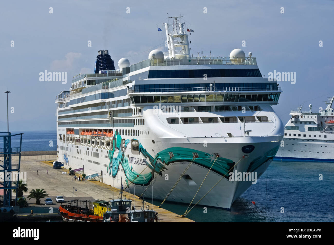 Norwegian Cruise Line Kreuzfahrtschiff Norwegian Jade vor Anker in Piräus-Griechenland Stockfoto