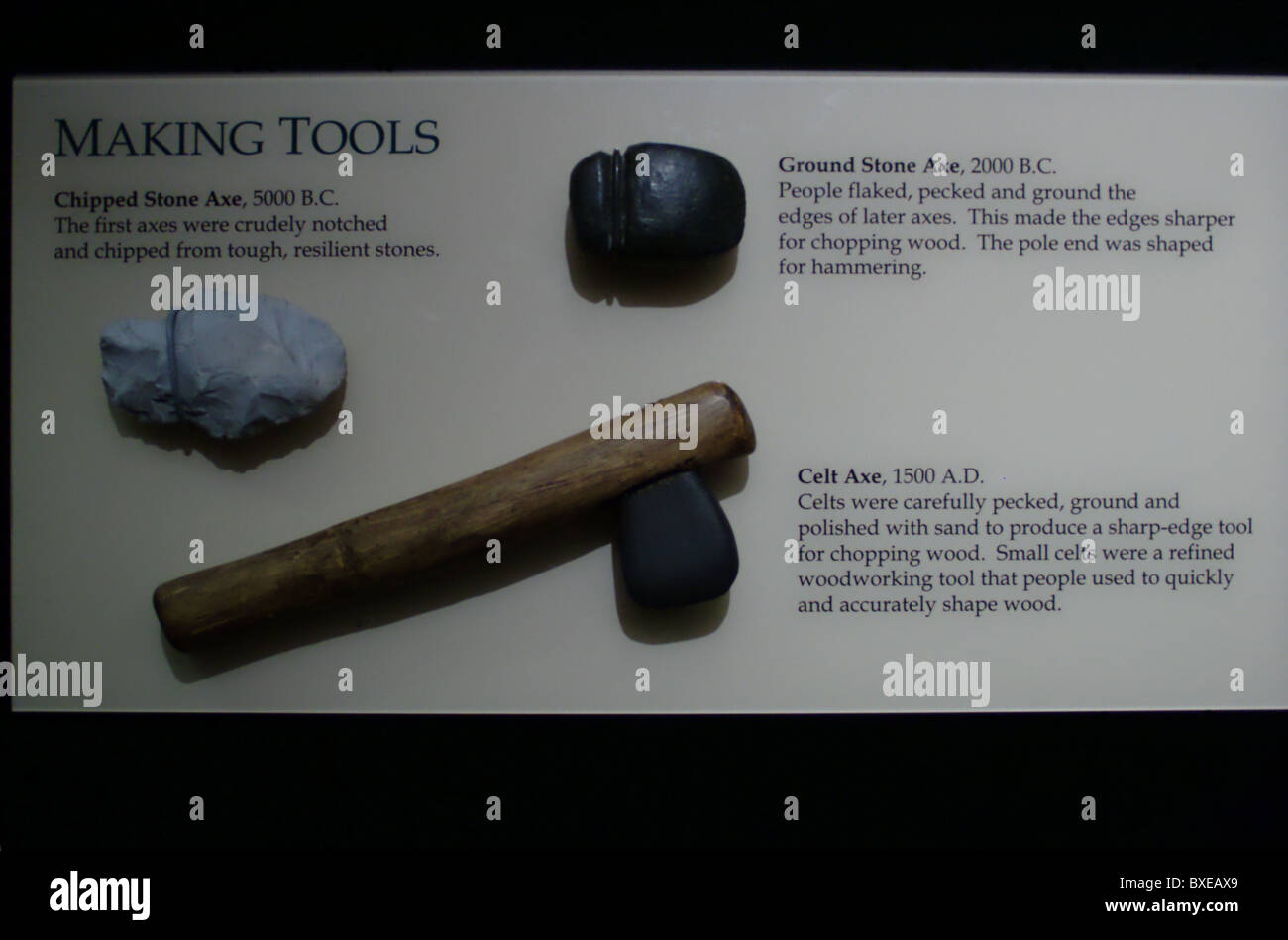 Beispiele für Fortschritt in der Werkzeugbau im Laufe der Geschichte. Stein Axt von 5000 v. Chr., eine keltische Axt in 1500 n. Chr. Stockfoto