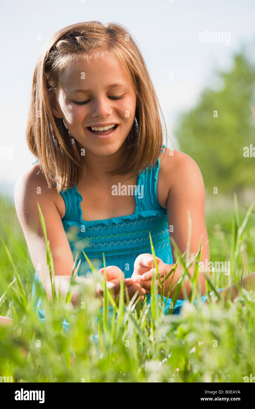 Junge Mädchen spielen auf Rasen Stockfoto