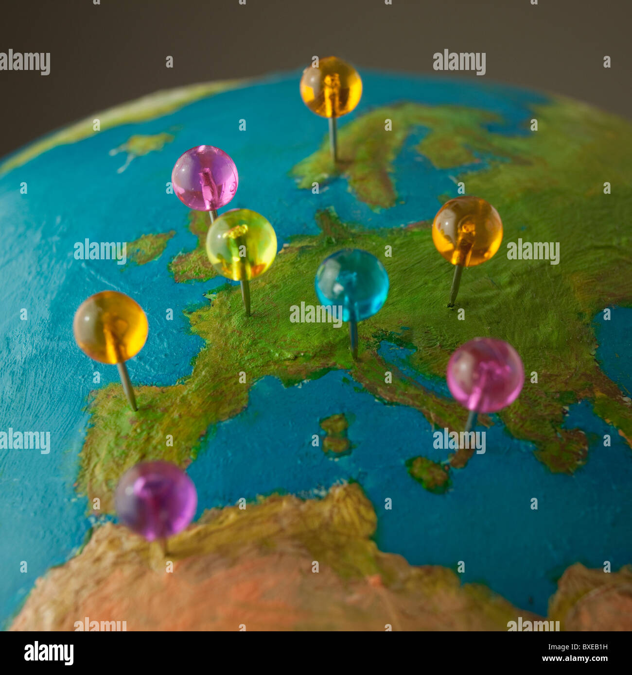 Push-Pins auf Globus Stockfoto