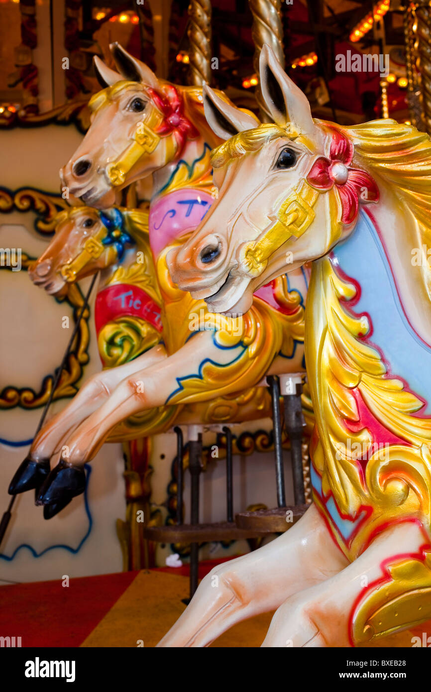 Karussell Holzpferde auf einen Rummelplatz frohe gehen hindurch, eine traditionelle Messe-Fahrt für Kinder Stockfoto