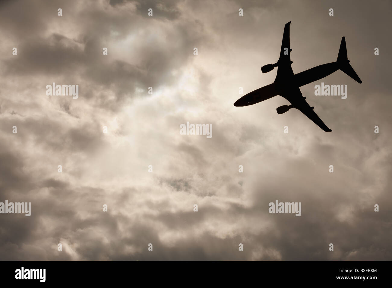 Düsen im bewölkten Himmel Stockfoto