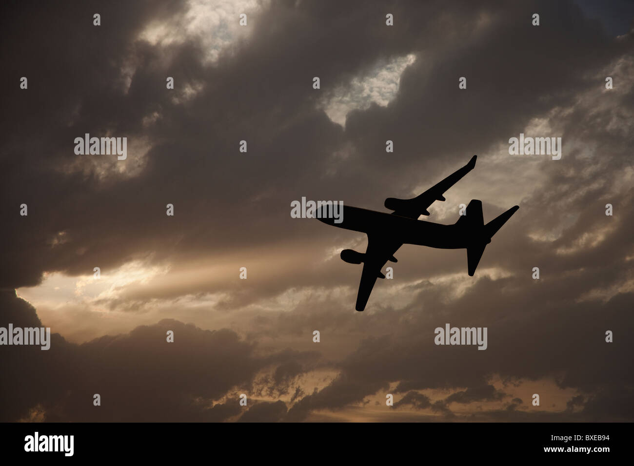 Düsen im bewölkten Himmel Stockfoto