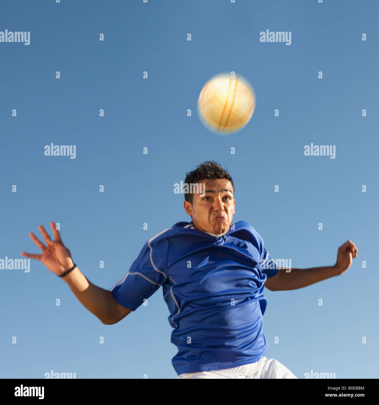 Fußball-Spieler den Ball in Richtung Stockfoto