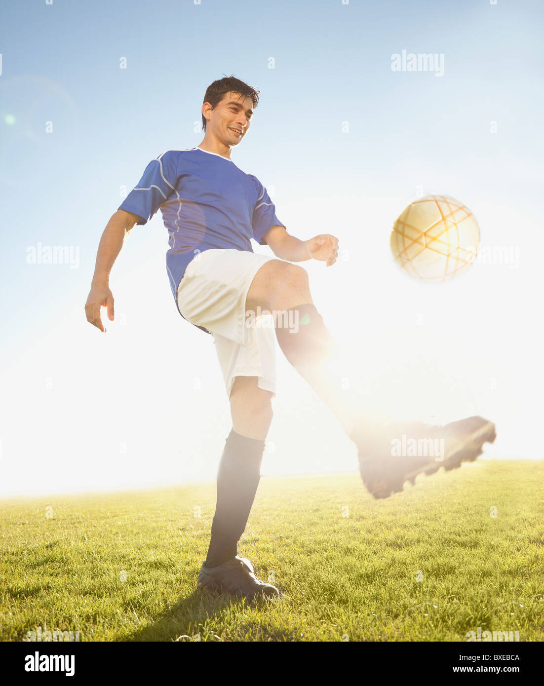 Fußball-Spieler den Ball Stockfoto