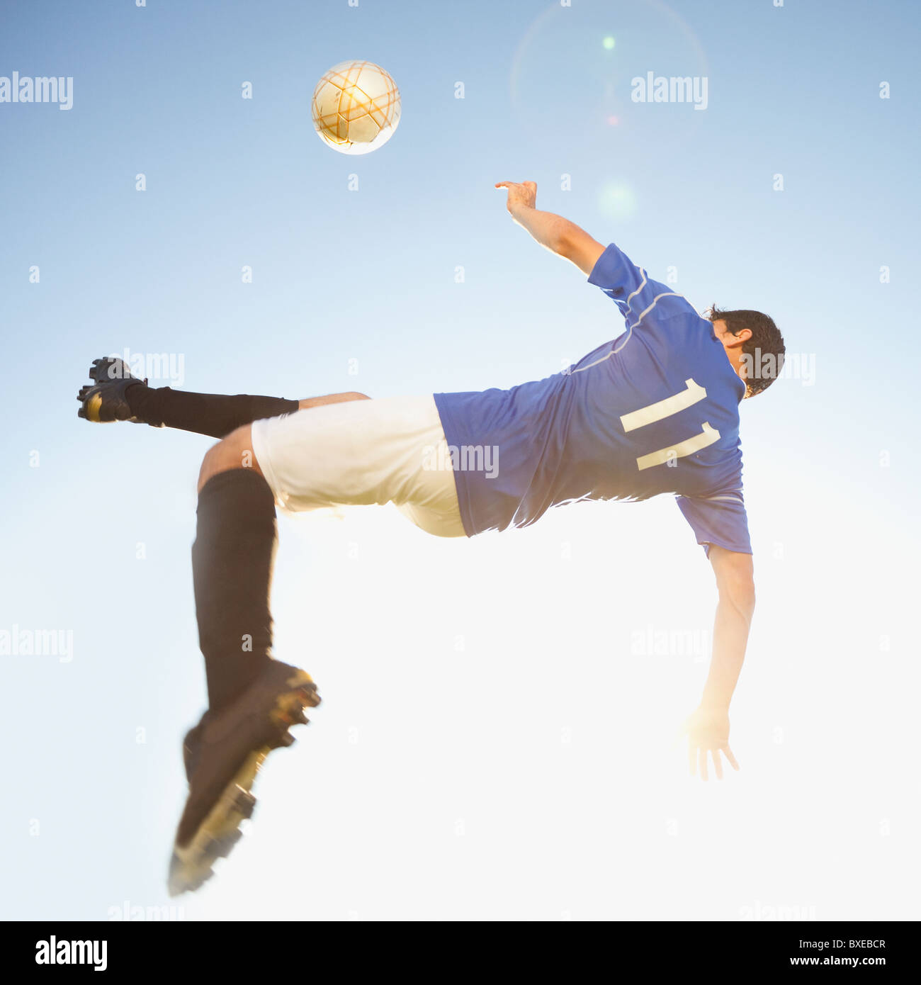 Fußball-Spieler springen treten Stockfoto