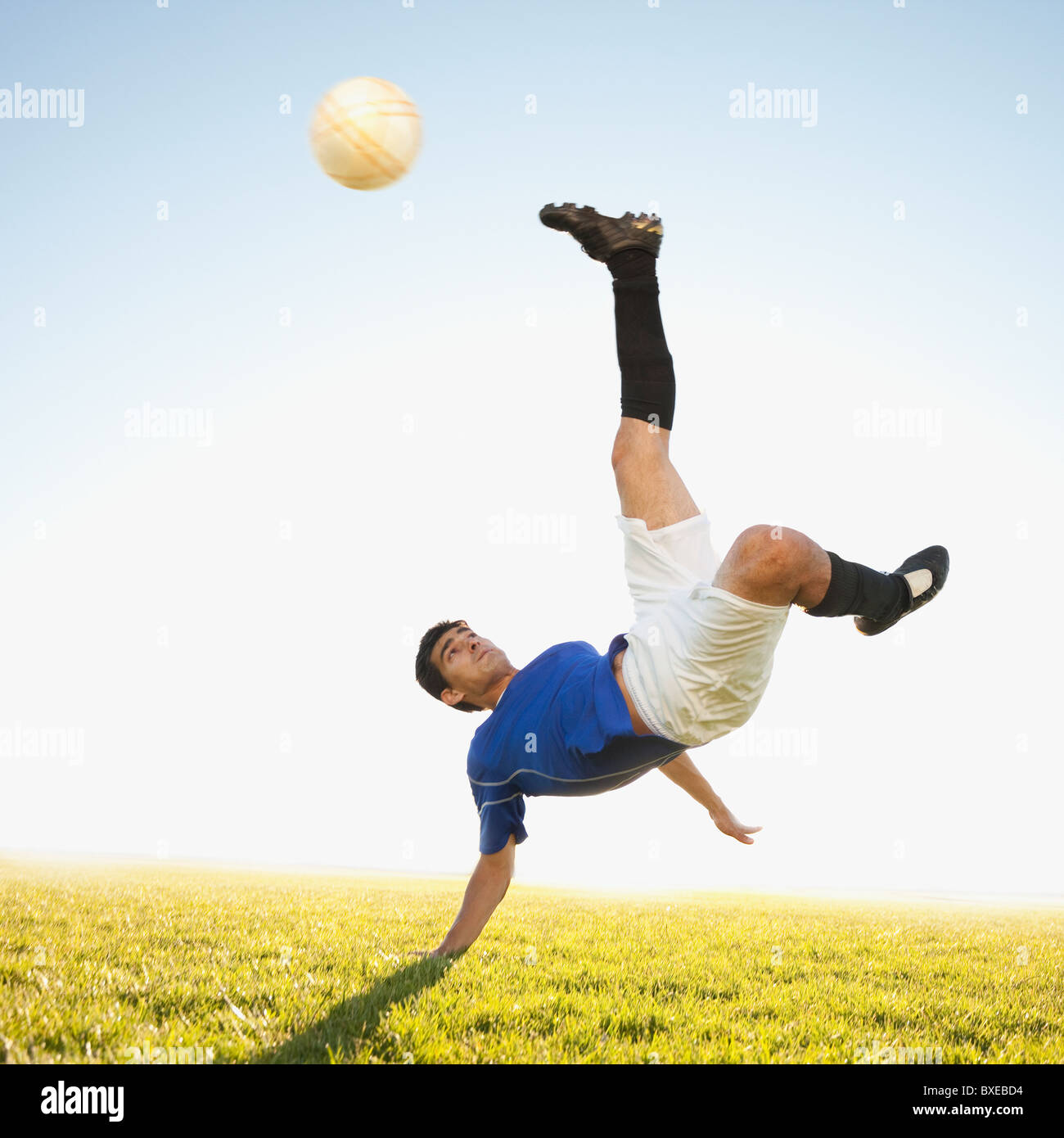 Fußball-Spieler springen treten Stockfoto