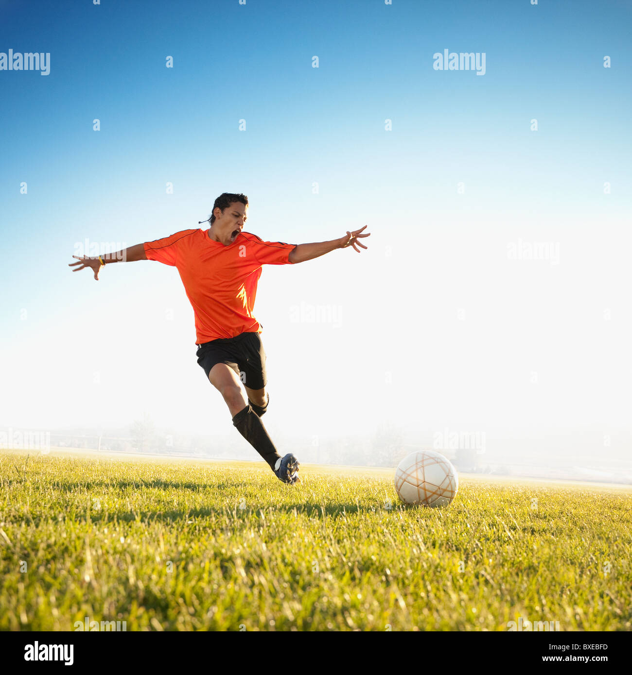 Fußball-Spieler den Ball Stockfoto