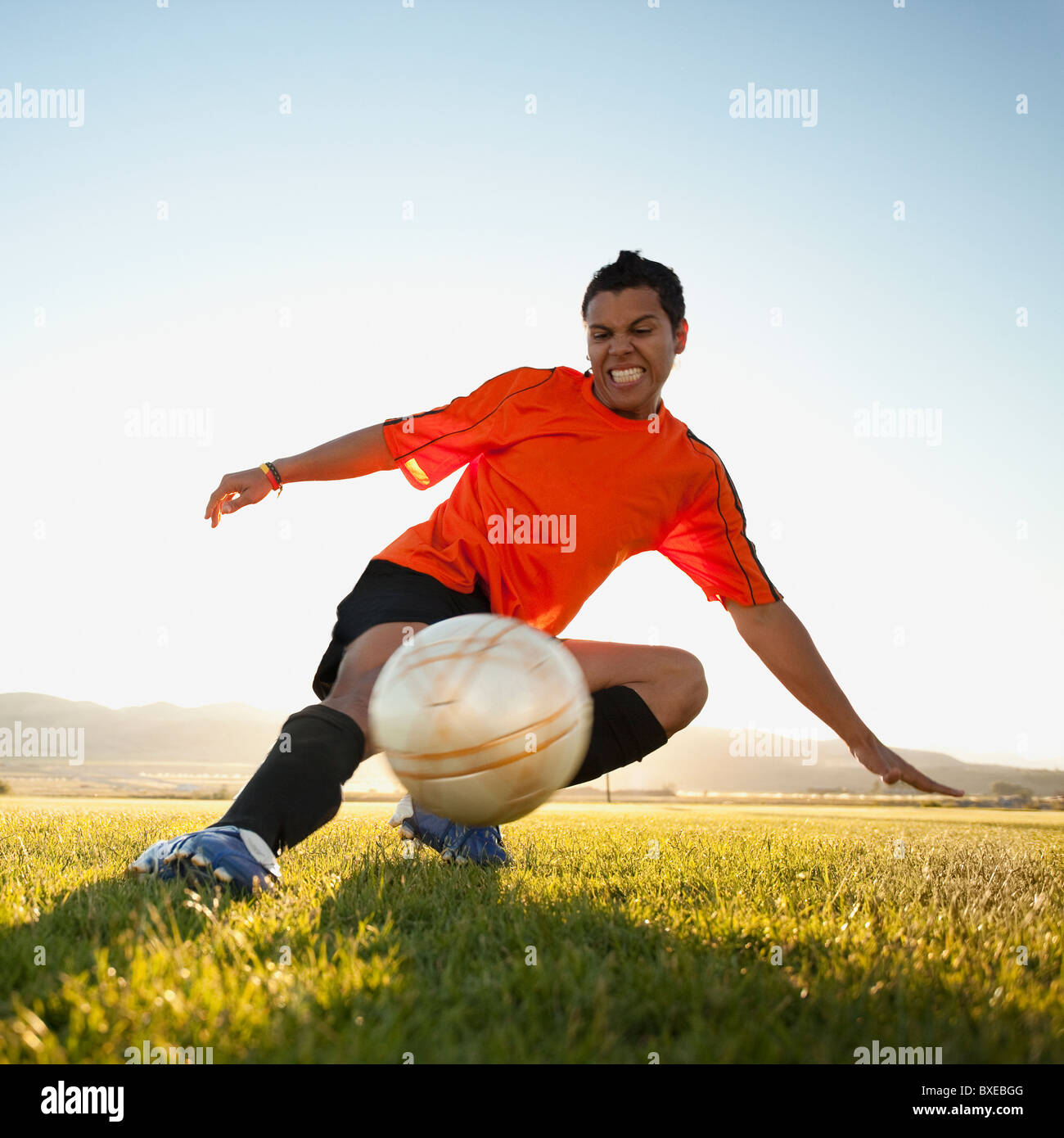 Fußball-Spieler den Ball Stockfoto