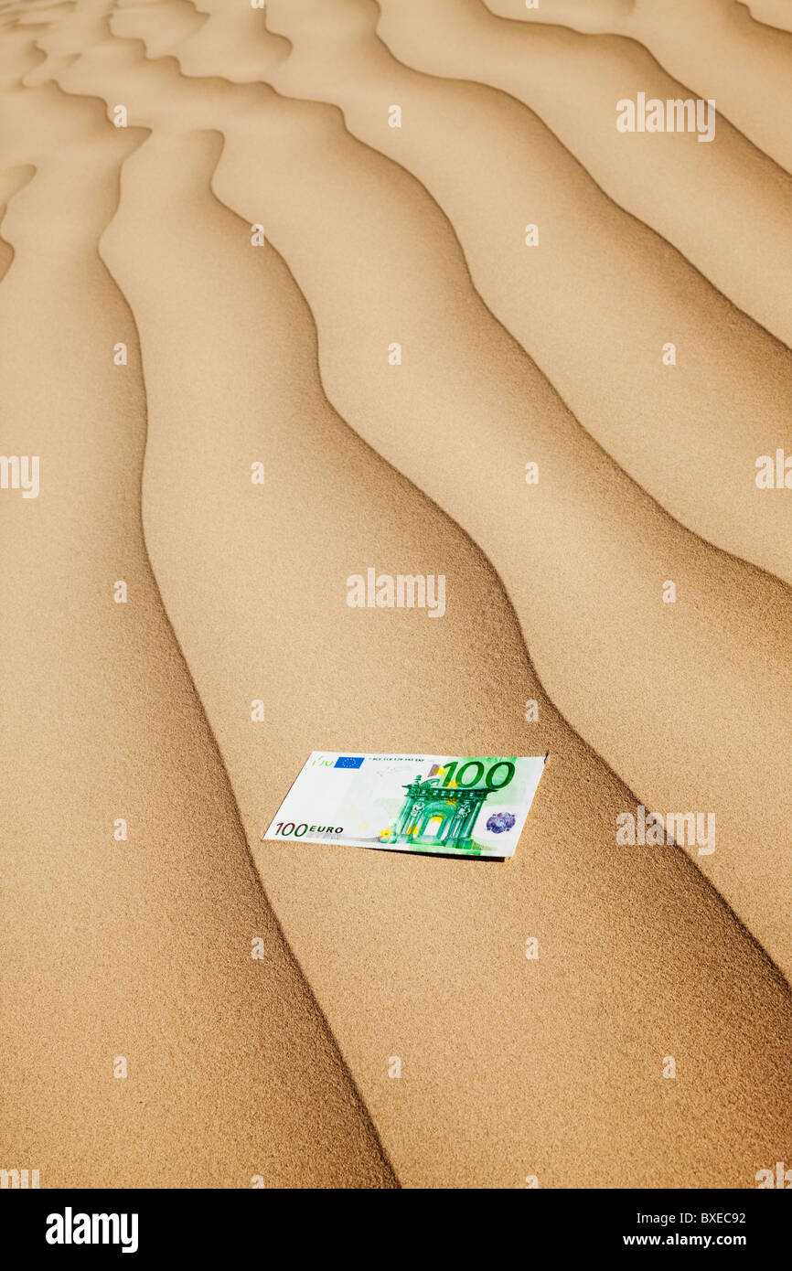 100 Euro-Schein auf Sand in der Wüste Stockfoto