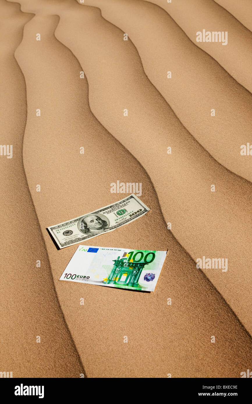 Geld auf Sand in der Wüste Stockfoto