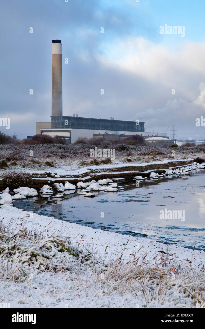 Fawley Kraftwerk auf einem kalten Schnee bedeckt Morgen Stockfoto