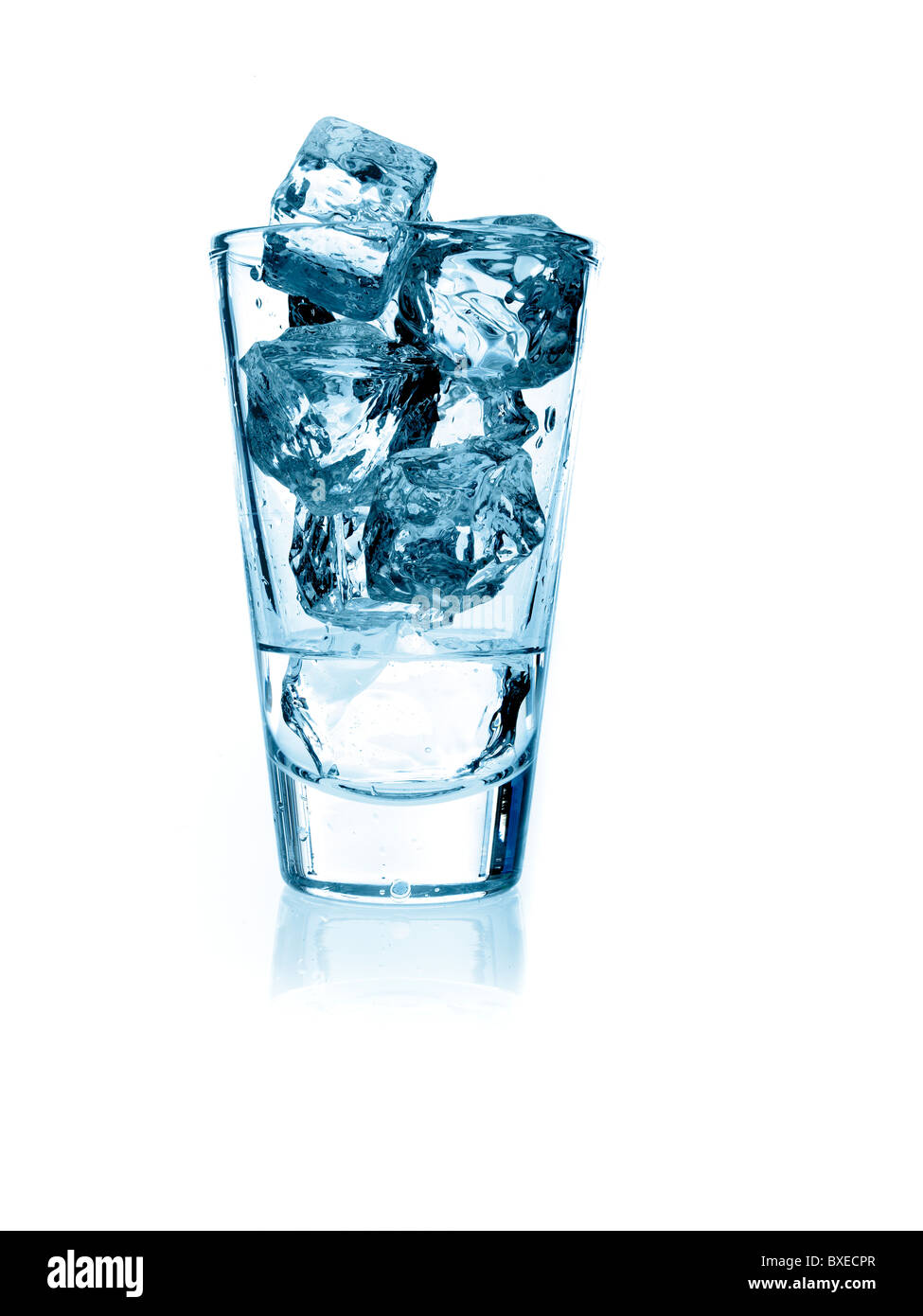 Eiswürfel im glas Ausgeschnittene Stockfotos und -bilder - Alamy