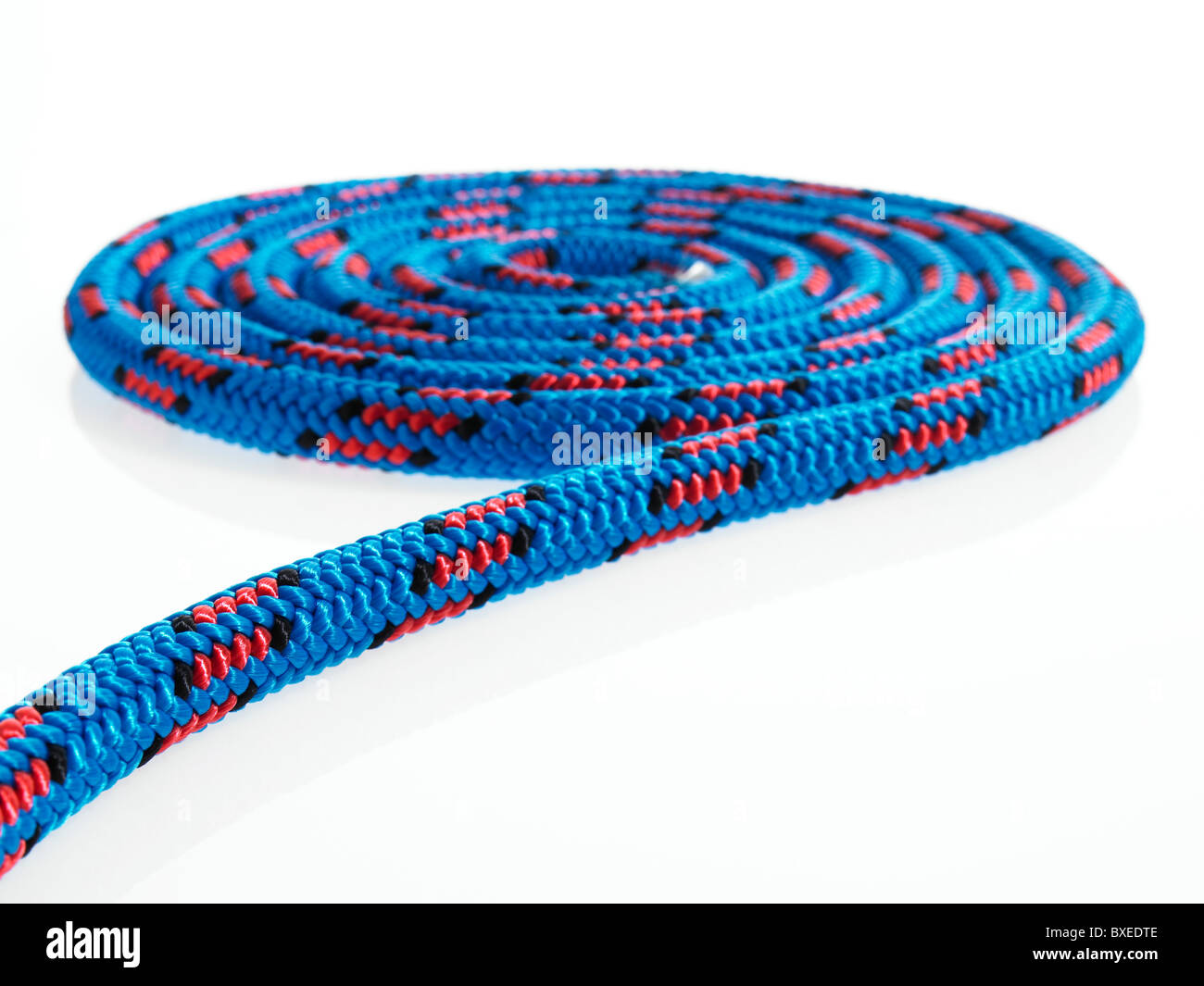 Blaues Seil in einem kreisförmigen Muster Stockfoto