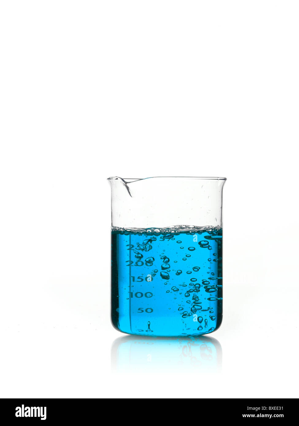 Blaue Flüssigkeit im Messbecher Stockfoto