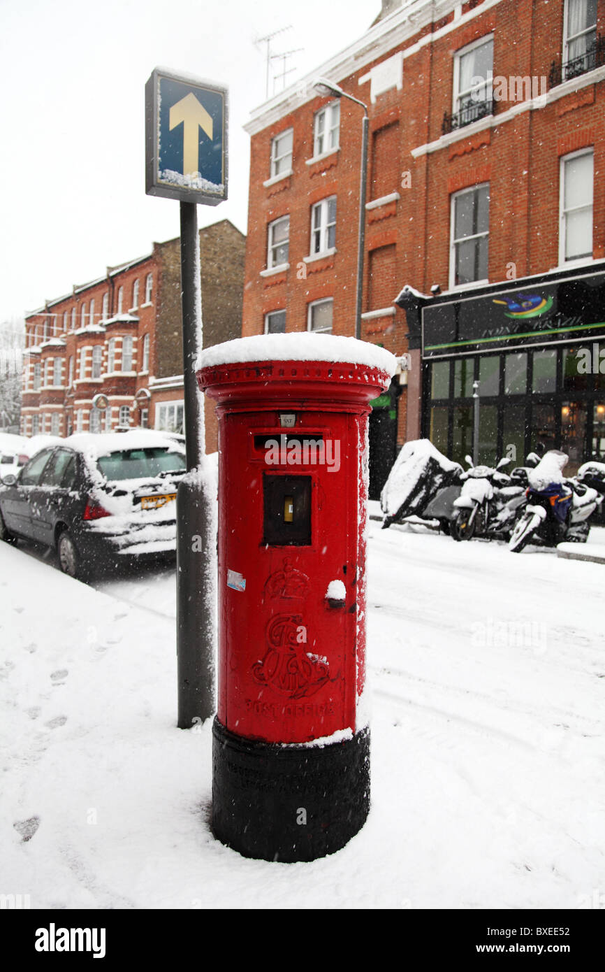 Einen roten Briefkasten, umgeben von Schnee. London. Stockfoto