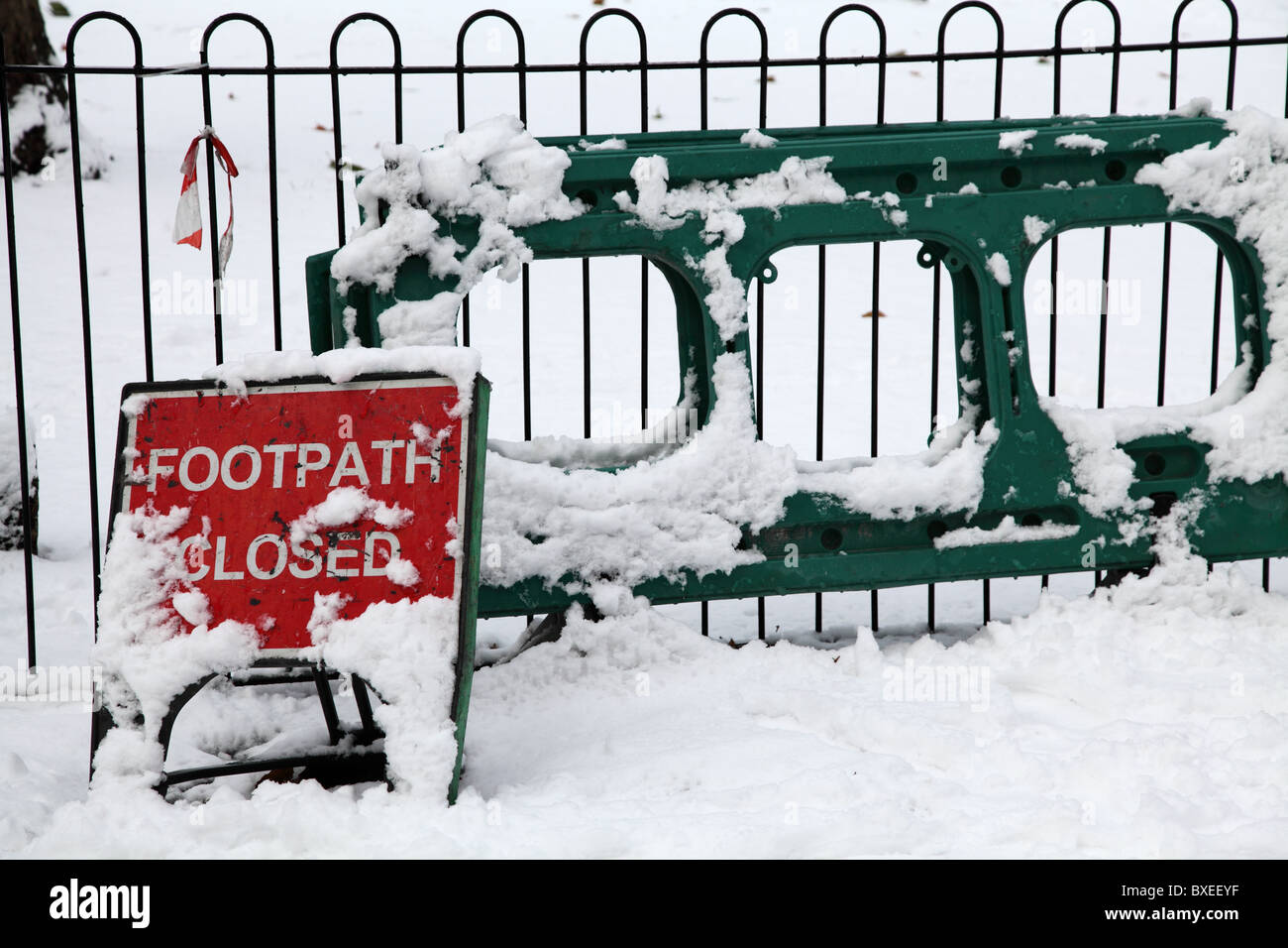 Wanderweg geschlossenen Zeichen mit Schnee bedeckt. London Stockfoto