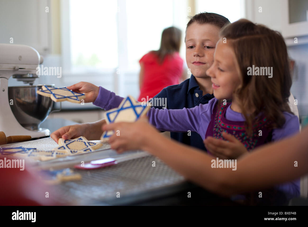 Kinder backen Kekse Stockfoto