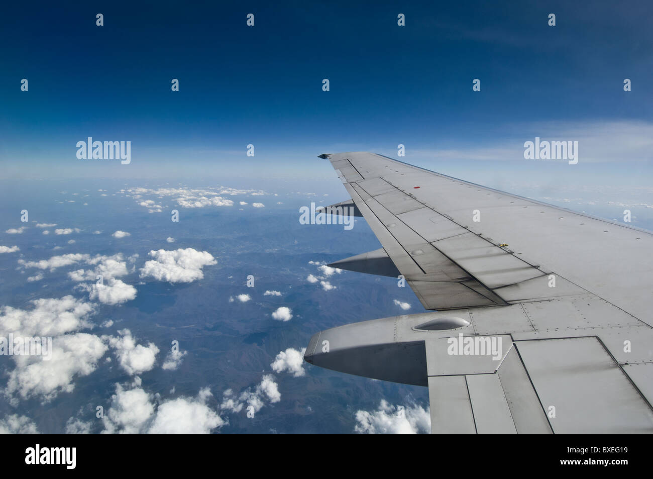 Flügel im Flugzeug Stockfoto