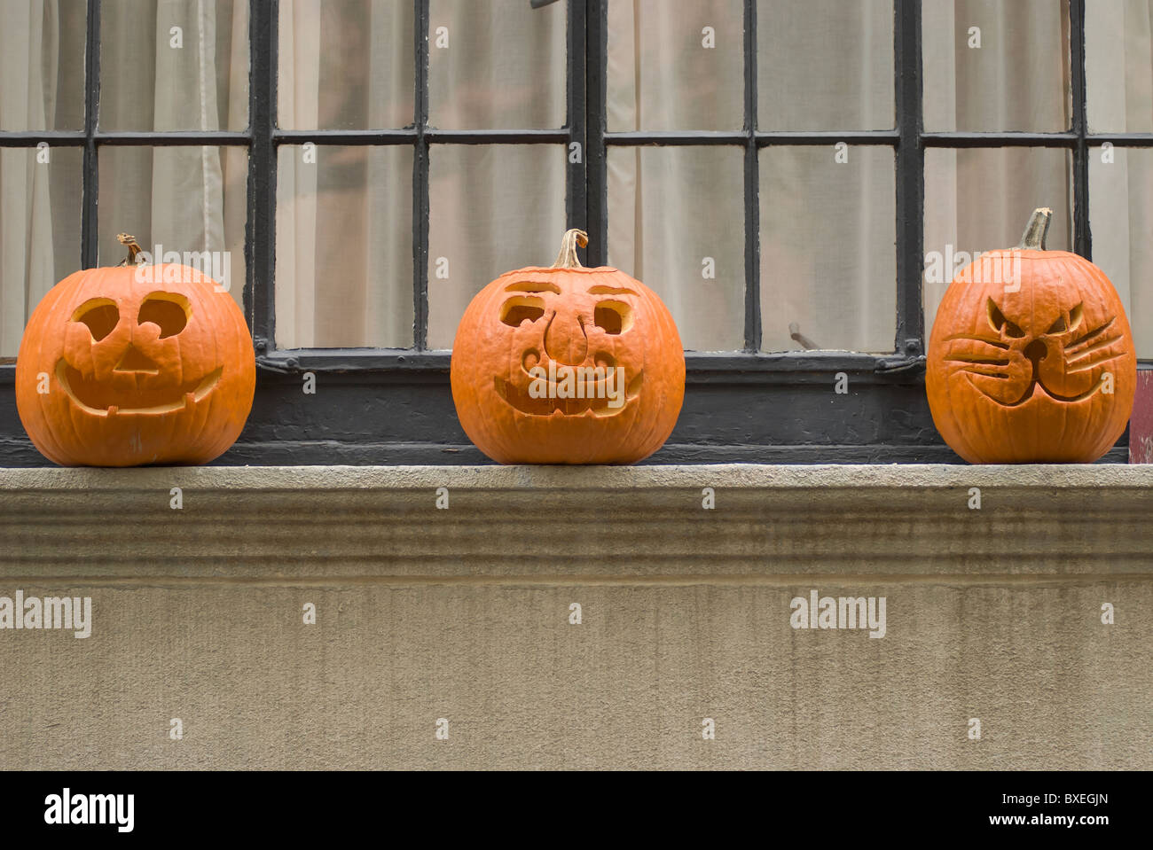 Jack-o-Laternen auf Fensterbank Stockfoto