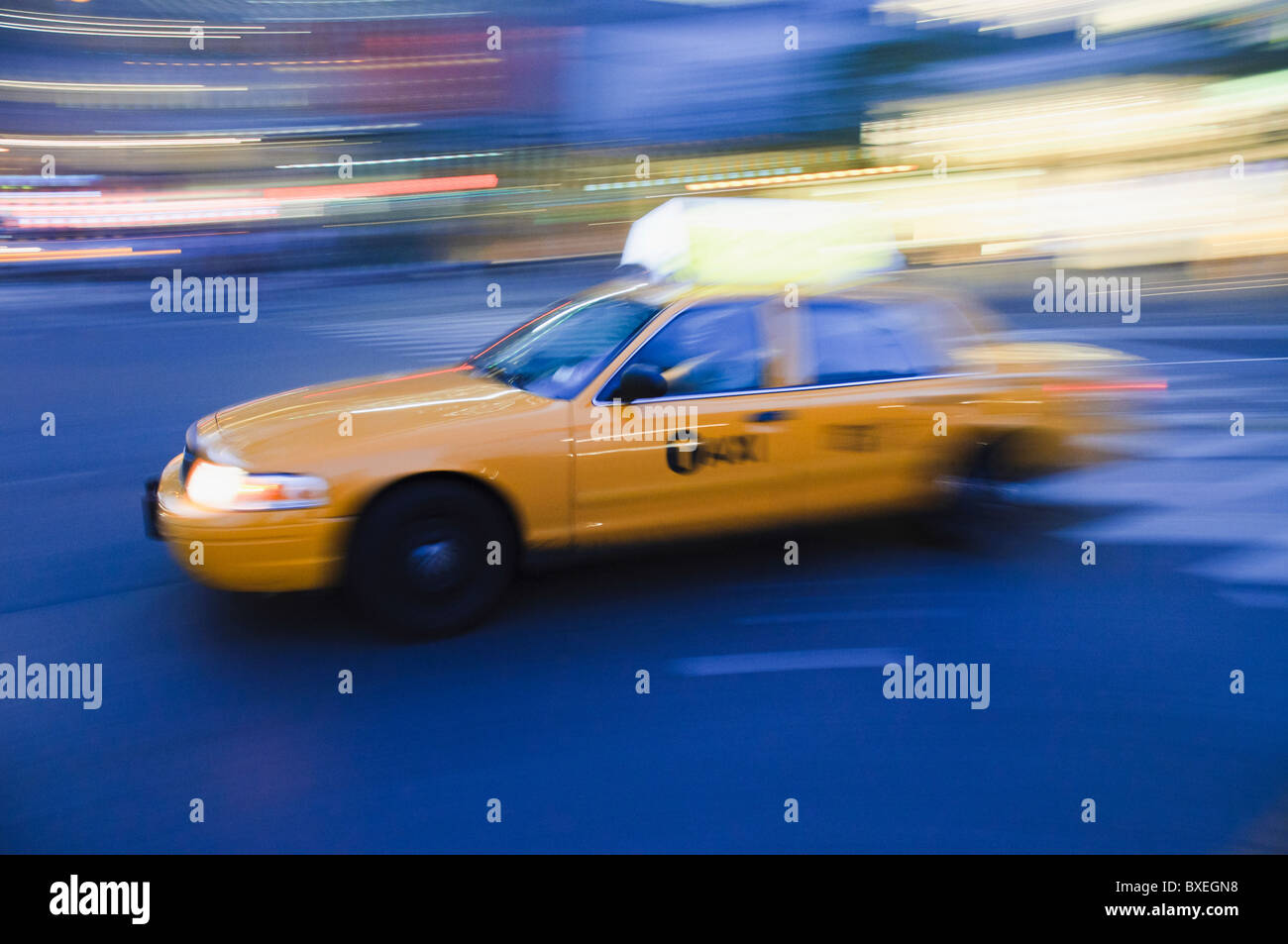 Taxi Taxi fahren bei Nacht Stockfoto