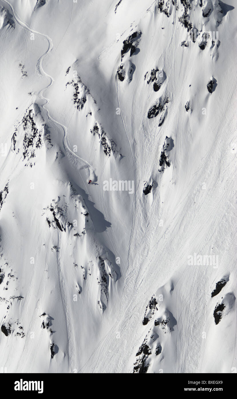 Ein einsamer extreme Freeskier Skifahren auf eine unberührte steilen Felswand in Zillertall, Österreich Stockfoto