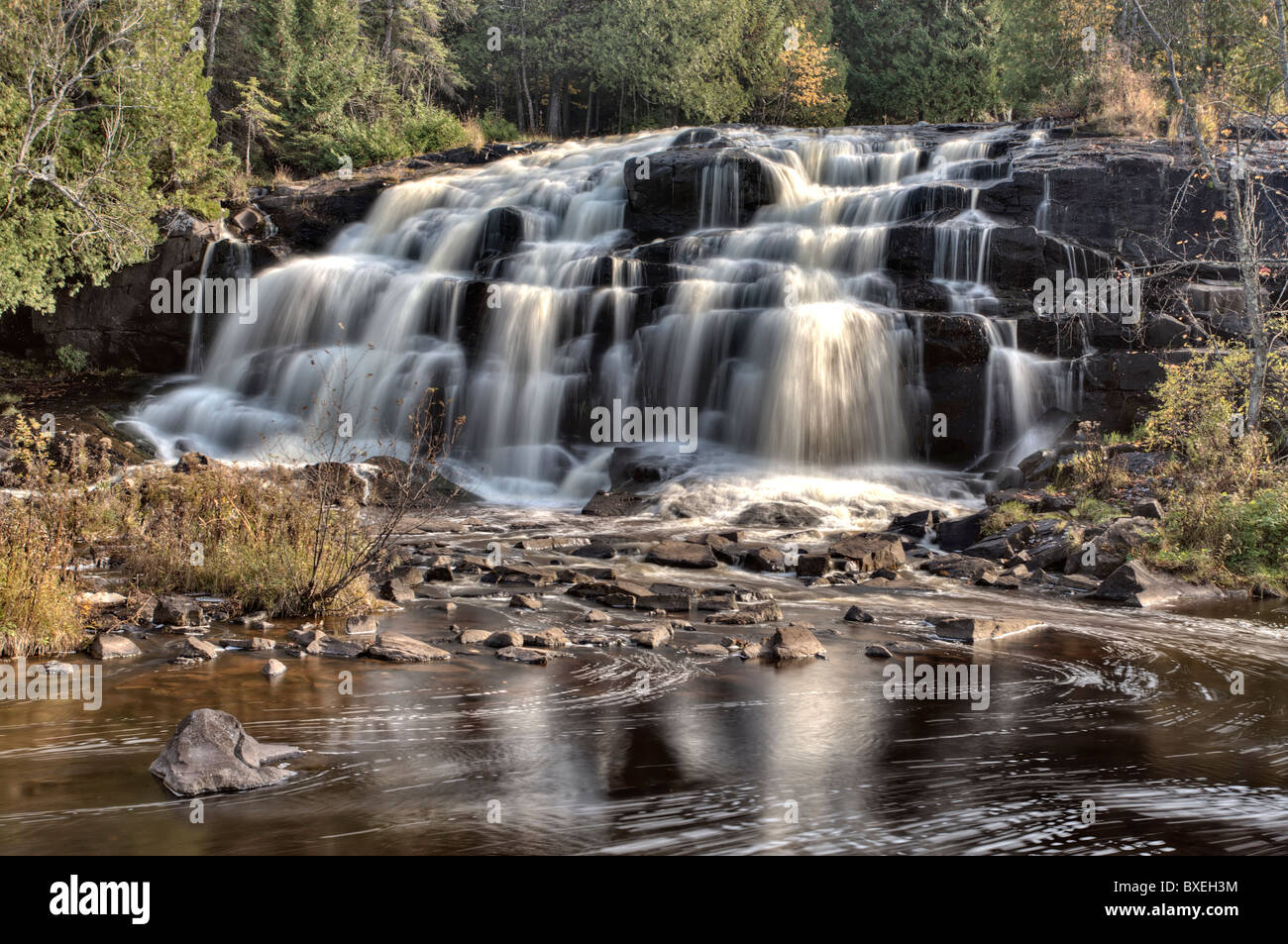 Nordmichigan Wasserfälle Upper Peninsula Herbst Herbst Farben Bond Falls Wasserfall Stockfoto