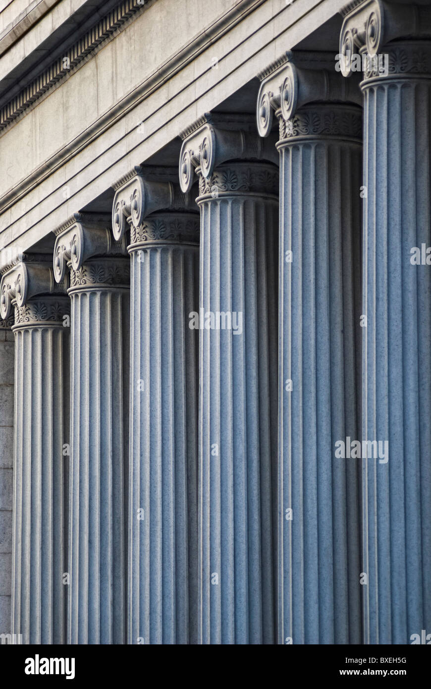 Betonstützen auf Gebäude Stockfoto