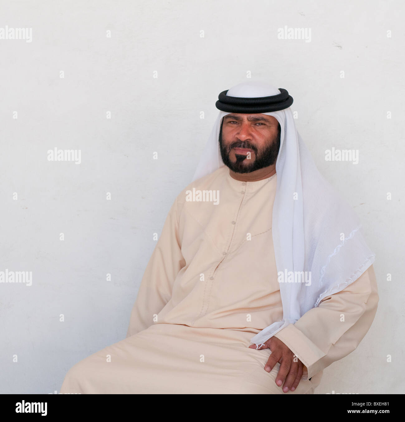 Ein Mann mit dem typischen arabischen Kleid in Dubai Stockfoto